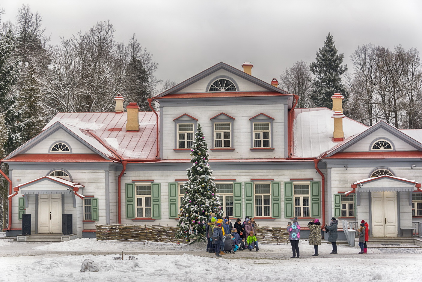 Пушкино сергиев. Абрамцево Пушкино. Абрамцево Пушкино фото. Пушкино достопримечательности. Елка в Абрамцево.