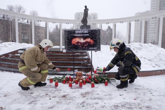 Акция памяти, посвящённая трагическим событиям в Кемерове, прошла утром 27 марта у мемориала «Скорбящая мать» в городе Пушкино