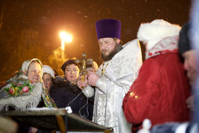 В первые ночные часы 19 января омовение в купели на реке Уче в городе Пушкино совершили более 100 человек.