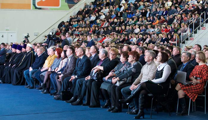 В зале Дворца спорта «Пушкино» 28 февраля собрались главы поселений, депутаты, работники организаций, бизнесмены, представители политических партий, священнослужители, ветераны и молодёжь 