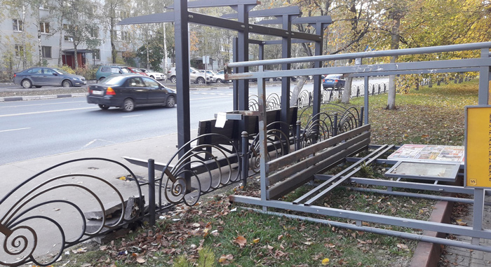 В Пушкино демонтированные остановки за подрядчиком убирает Пушгурхоз.