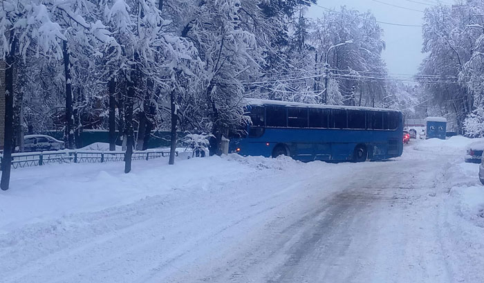 Снегопад в Пушкино 3-я Домбровская перекресток Первомайская, автобус не вошел в поворот 