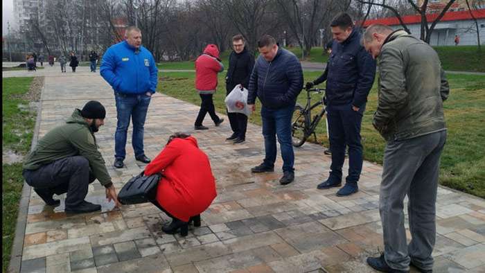 Активисты и депутаты проверили благоустройство набережной в Пушкино.