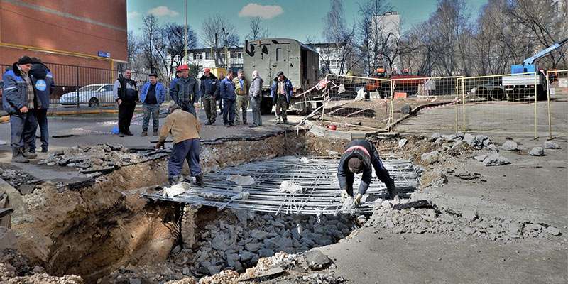 В Пушкино устраняют последствия провал грунта в микрорайоне Серебрянка.