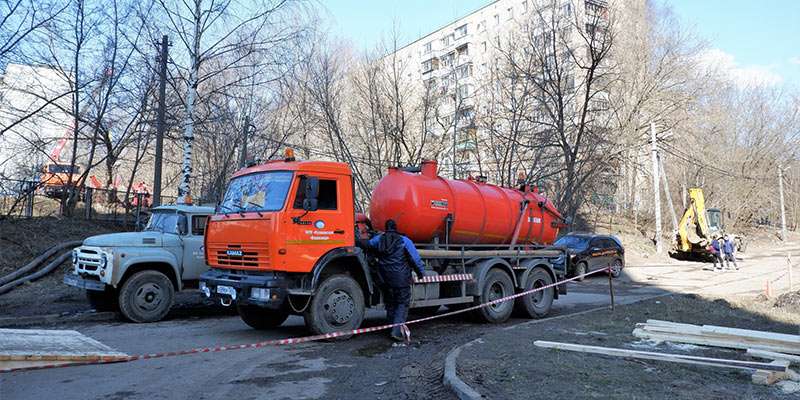 провал грунта произошёл 10 апреля в микрорайоне Серебрянка у домов №46 и №48  в образовавшийся провал просел стоящий на этом месте автомобиль. 