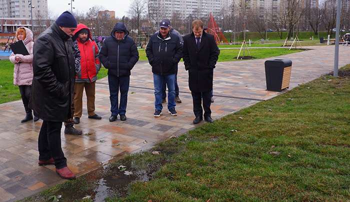 В Пушкино проинспектировали благоустройство набережной и сквера.