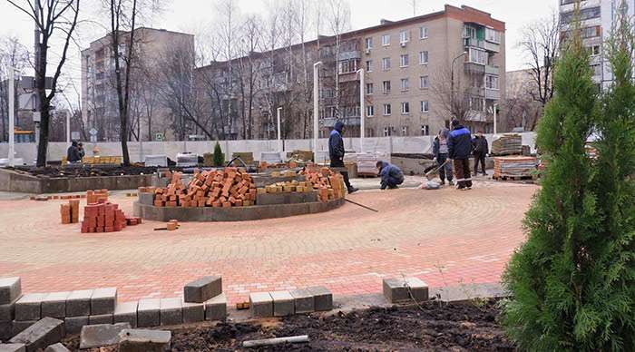 В сквере «Солнце» подрядчик завершает укладку плитки