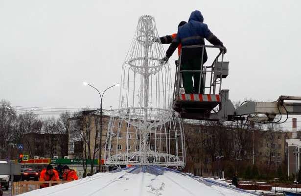  На кругу у мемориала «Скорбящая мать» сотрудники сегодня монтируют световой фонтан