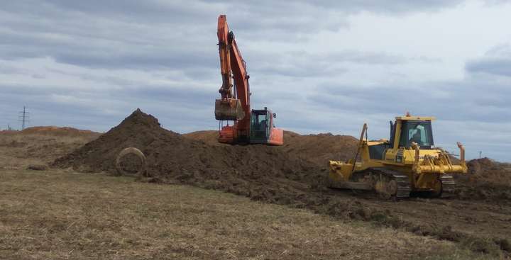 Природоохранная прокуратура обнаружила нарушения добычи песка вблизи села Путилово.